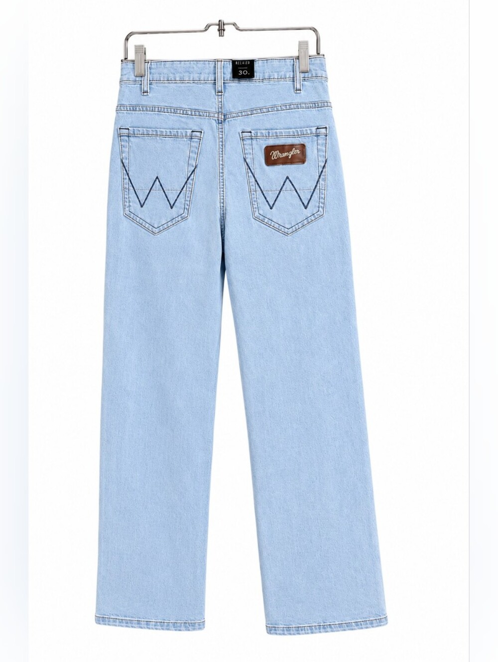 Wrangler men's size 30 relaxed fit jeans in a light blue wash